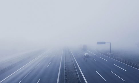 雨の高速道路
