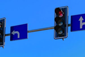 信号機の 青色矢印 には2つのパターンがある 運転のコツ 秋ろーの自動車ガイド