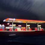 夜のガソリンスタンド