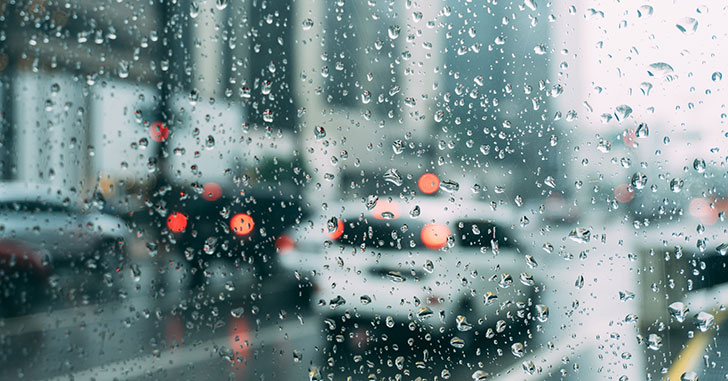 雨の日の道路を走る車